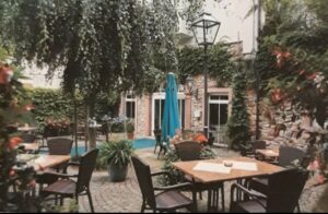 Gemütlicher Hopfengarten des Bräukeller mit Sitzplätzen im Freien an der historischen Stadtmauer in Zell am Harmersbach