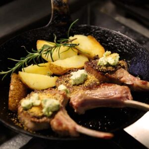 Gebratene Lammkoteletts mit Kräuterbutter und Ofenkartoffeln – badisch-mediterrane Küche im Bräukeller Zell am HarmersbachGebratene Lammkoteletts mit Kräuterbutter und Ofenkartoffeln – badisch-mediterrane Küche im Bräukeller Zell am Harmersbach