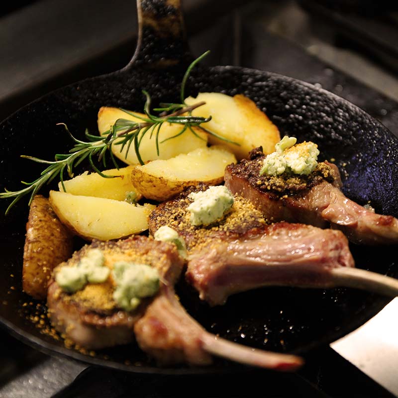 Gebratene Lammkoteletts mit Kräuterbutter und Ofenkartoffeln – badisch-mediterrane Küche im Bräukeller Zell am HarmersbachGebratene Lammkoteletts mit Kräuterbutter und Ofenkartoffeln – badisch-mediterrane Küche im Bräukeller Zell am Harmersbach