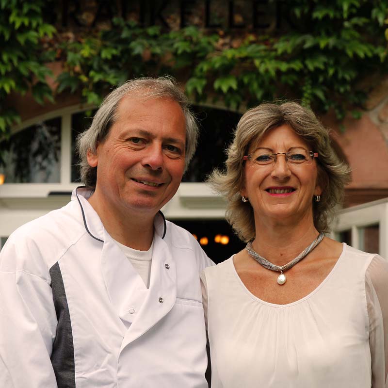 Gastgeberpaar Jutta und Jürgen Pfeiffer vor dem Eingang des Bräukeller in Zell am Harmersbach